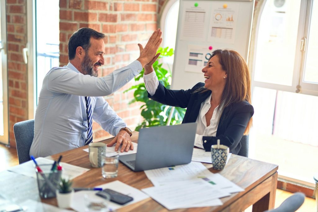 Local support team meeting with a business client